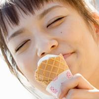 冷たいソフトクリームを食べている女性