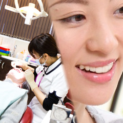 歯科医院でホワイトニング治療を受けている女性と笑顔の女性